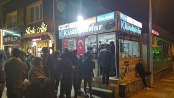 Bilet Satışı Yapan Firmaların Önünde Metrelerce Kuyruk Oluştu
