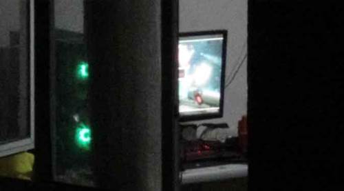 Bilgisayar oyunu oynarken sokaktan gelen kurşunla öldü!