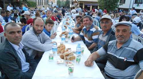 BİN 500 KİŞİYE GELENEKSEL SOKAK İFTARI