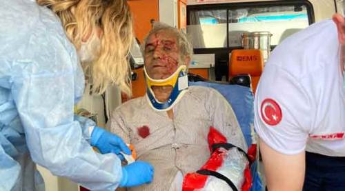 Binadan kopan parçalar üstüne düştü!