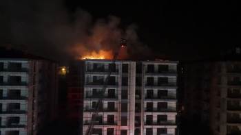 Binanın Çatısı Alev Alev Yandı
