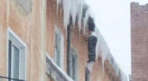 Binanın çatısında donarak öldü!