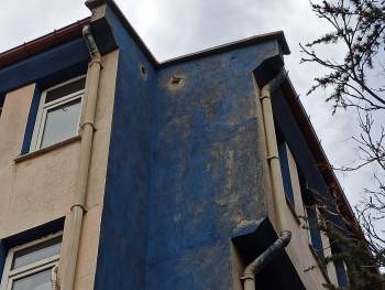 Binanın Çatısındaki Hava Boşluğunda Mahsur Kalan Kediyi İtfaiye Ekipleri Kurtardı
