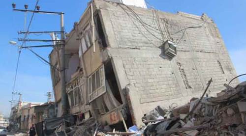 Binanın önündeki direk can kaybını böyle önledi