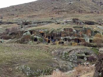 Bininler Kaya Evleri Turizme Açılmayı Bekliyor
