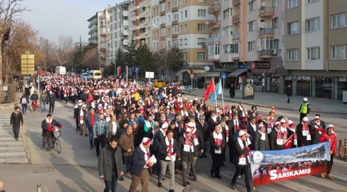 Binlerce genç şehit dedeleri için yürüdü