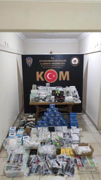 Binlerce Kaçak Ürünü Kente Sokmaya Çalışırken Yakalandı
