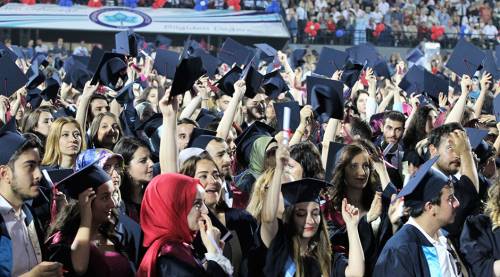Binlerce öğrencinin mezuniyet coşkusu