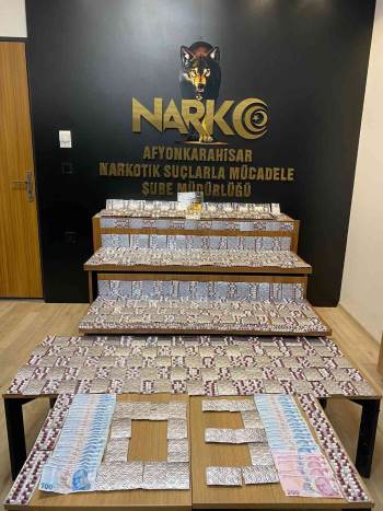 Binlerce Sentetik Ecza Maddesiyle Yakalandılar
