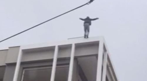 Bir anda kendini 6'ncı kattan boşluğa bıraktı!