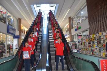 Bir Anda Ortaya Çıktılar, Herkes Cep Telefonlarına Sarıldı
