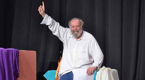 Bir delinin hatıra defteri sahnelendi