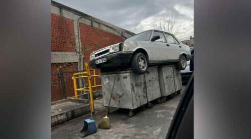 Bir garip görüntü: Arabayı çöpe attılar!