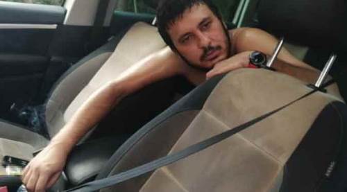 Bir garip olay! Arabada kilitli kaldı...