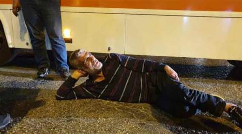 Bir garip olay: Bıçakladı, kaçarken otobüs çarptı