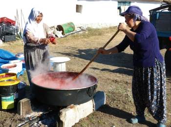 Bir Gün Uğraşıp Tüm Kış Boyunca Yiyorlar