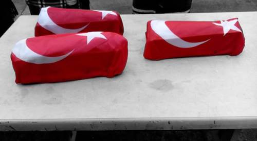 Bir gün yaşayabilen üçüzler Türk Bayraklı tabuta konuldu