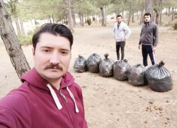 Bir Saatte 40 Kilogram Çöp Topladılar
