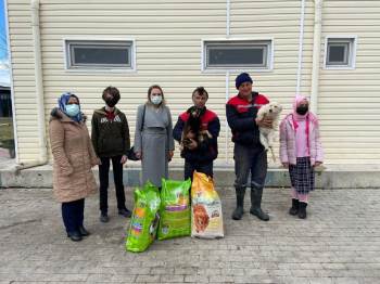 Bir Ton Atık Kağıt Toplayıp Hayvanlara Can Oldular
