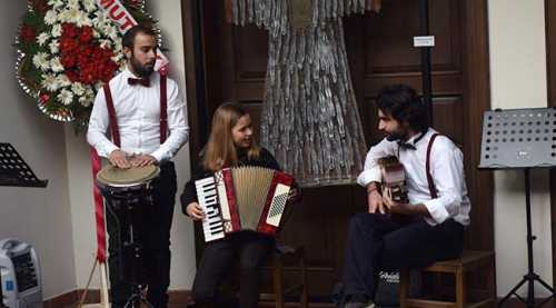 Bir Varmış Bir Yokmuş masallara götürüyor