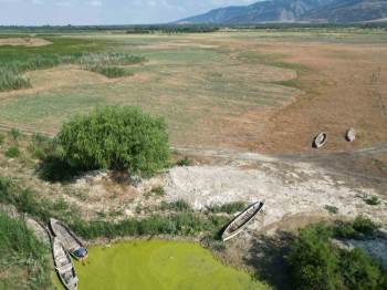 Bir Zamanlar Kayıkların İlerlediği Gölde Şimdi Motorlu Taşıtlar İlerliyor

