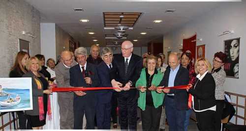 BİRİNCİ KİŞİSEL RESİM SERGİSİ AÇILDI