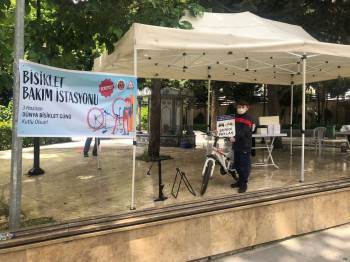 Bisiklet Bakım İstasyonuna Gelen Çocuklara Binlerce Kitap Dağıtıldı
