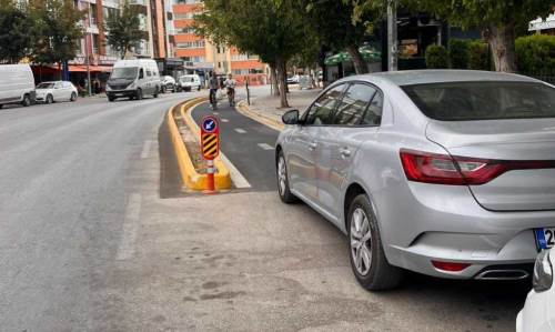 Bisiklet yolunu kapatıp park eden sürücülere tepki