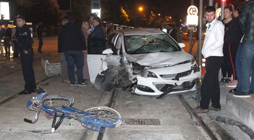 Bisiklete çarptı durağa daldı: 1 ölü