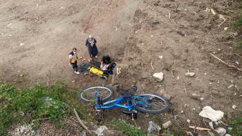 Bisikletiyle 10 Metrelik Uçurumdan Düşen Çocuk Ölümden Döndü
