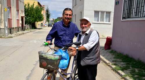 Bisikletle her gün 16 kilometre gidiyor