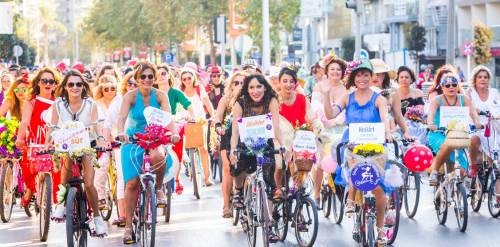 Bisikletli süslü kadınlar alanlara iniyor