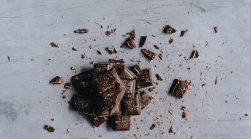 Bitter Çikolata Yaşlanmayı Yavaşlatıyor mu? “Daha Çok Çikolata Yiyin” Mesajı Ne Kadar Doğru?