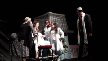 Bizim Hastane İsimli Tiyatro Oyunu Eğlenceli Dakikalar Yaşattı
