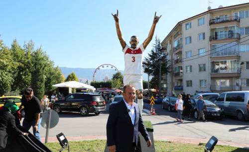 Bolu Belediye Başkanı Tanju Özcan, Merih Demiral’ın heykelini diktirdi