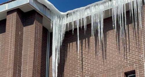 Bolu'da dondurucu soğuklar başladı: Binaların altından geçerken dikkat!