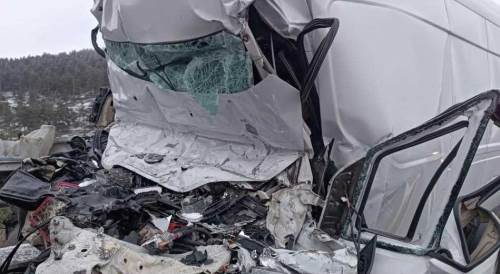 Bolu’da feci kaza: Minibüs tıra çarptı, 1 kişi hayatını kaybetti