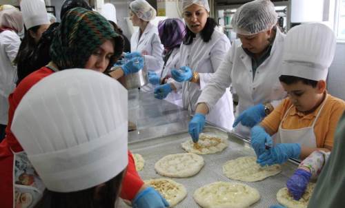 Bolu'da öğrenciler ve öğretmenler Ramazan pidesi üretti