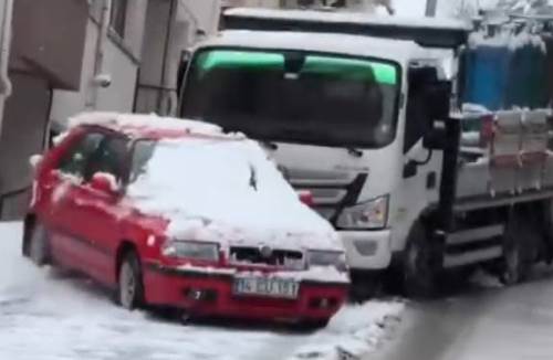 Bolu’da oksijen tüpü yüklü kamyon sokaktaki araçlara çarptı