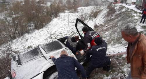 Bolu’da şarampole devrilen aracın sürücüsü ağaç sayesinde kurtuldu