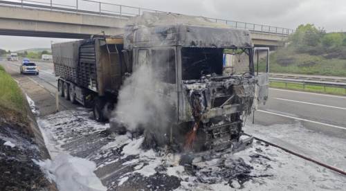 Bolu’da seyir halindeki tır alev aldı, küle döndü