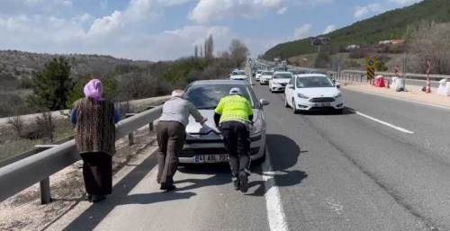 Bolu’da trafik polisi, yolda kalan yaşlı çiftin imdadına yetişti