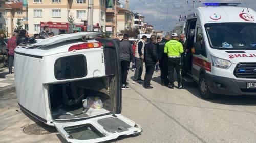 Bolu’daki kazada 3 kişi sıkışarak yaralandı, araç devrildi