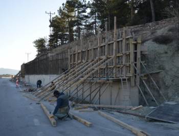 Bölünmüş Yol Duvarı Güçlendirme Çalışmaları Başladı
