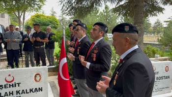 Bolvadin’De Gaziler Günü Kutlaması Çelenk Sunumuyla Başladı
