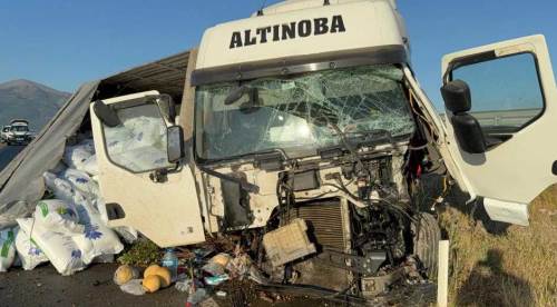 Bolvadin’de korkunç tır kazası: Sürücünün kabini parçalandı