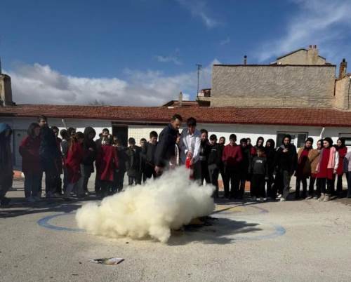 Bolvadin’de yangın tatbikatı, öğrenciler ve personel bilgilendirildi