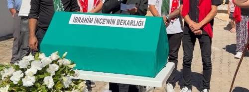 Böyle düğün görülmedi: Damadı çatıya çıkardılar, bekarlığını tabuta koydular