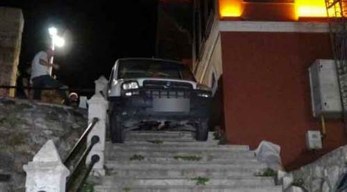 Böylesi görülmedi: Merdivenlerde asılı kaldı!