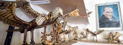 BOYNUZDAN HEYKELLER YAPIYOR